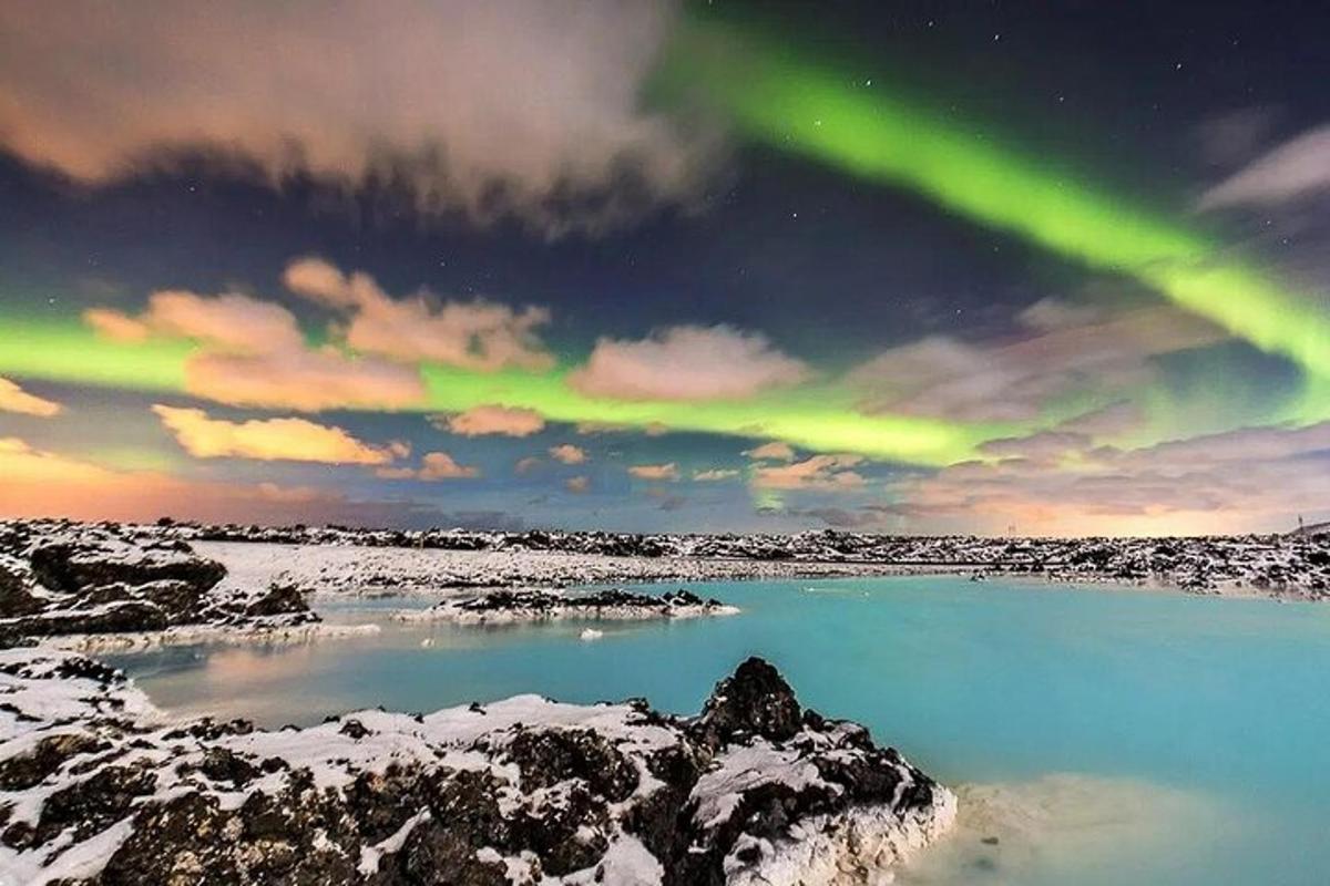 et bilde av en Arozen-innsjø med nordlyset