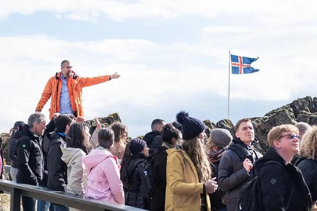 en mann som står oppå en folkemengde