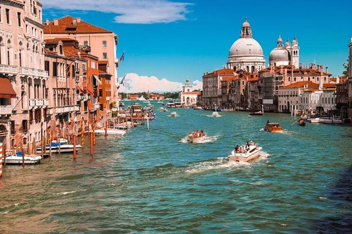 un gruppo di barche su un fiume con edifici