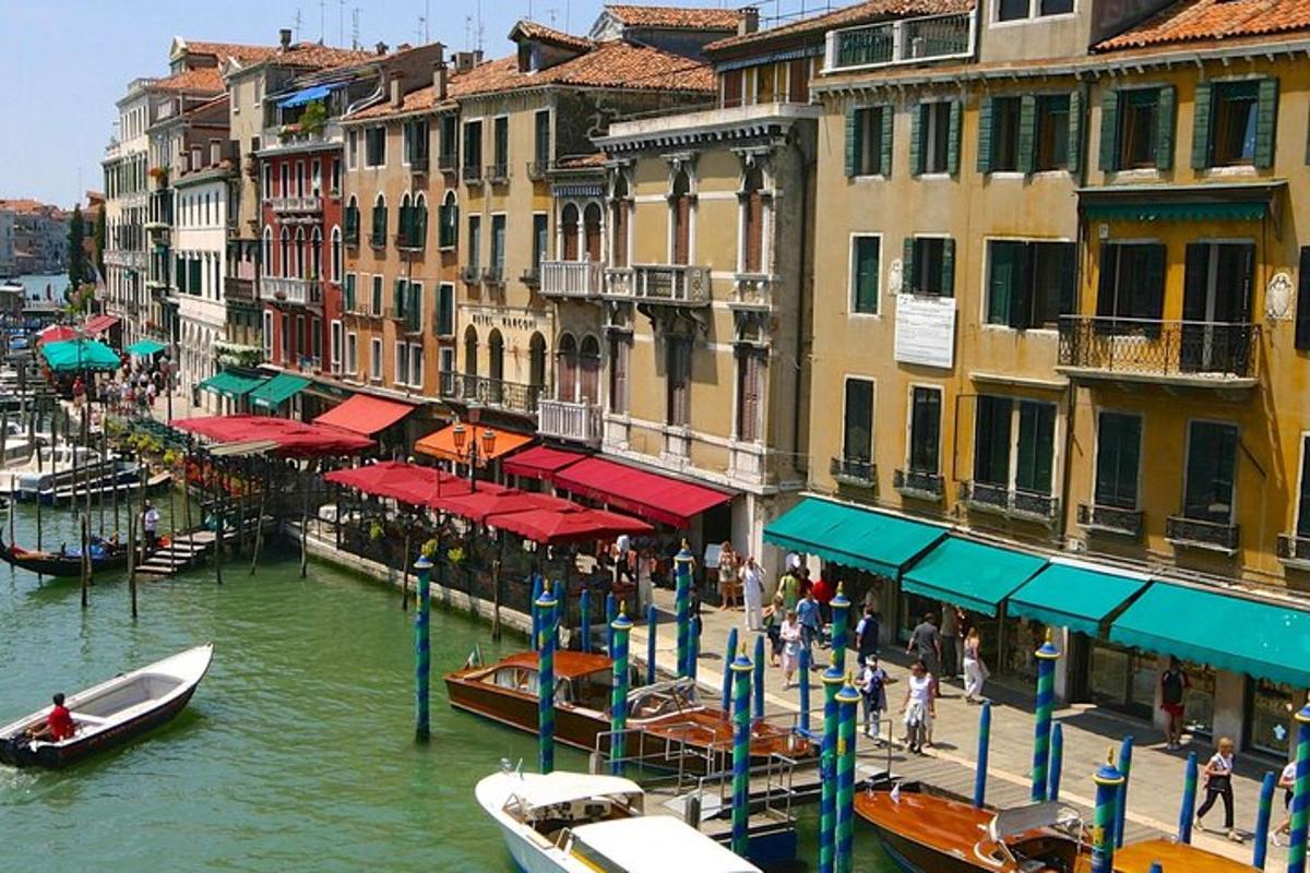 un gruppo di edifici accanto a un canale con barche