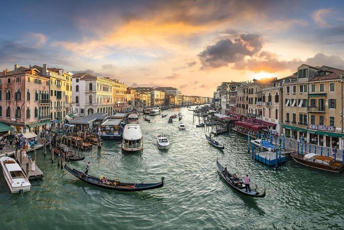 un gruppo di gondole in un canale in una città