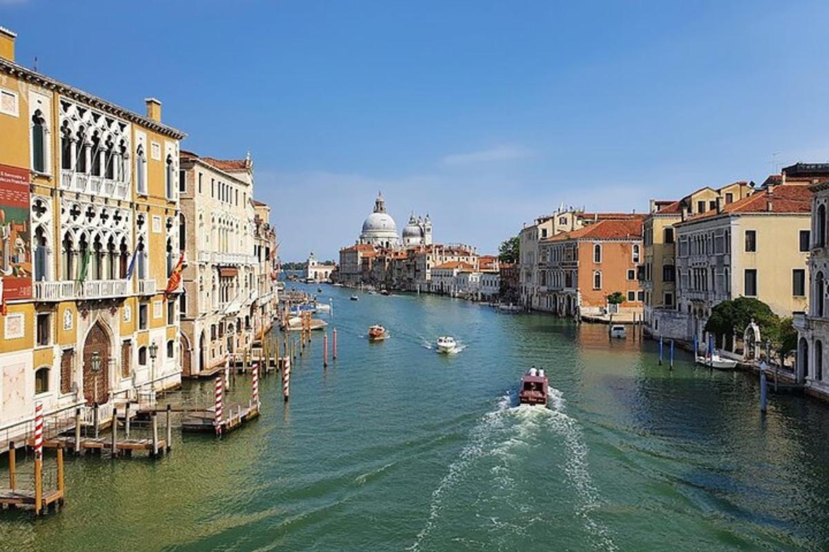 una barca che naviga lungo un fiume in una città
