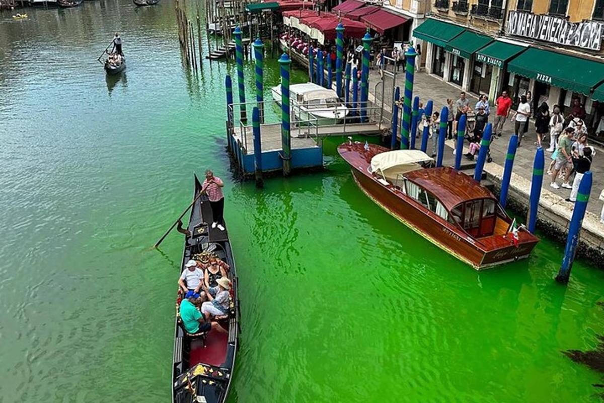 due barche sono attraccate a un molo con acqua verde