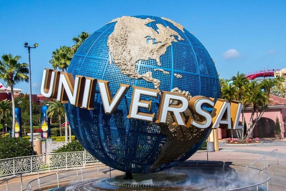 ein großes Schild für den Universal Studios Globe