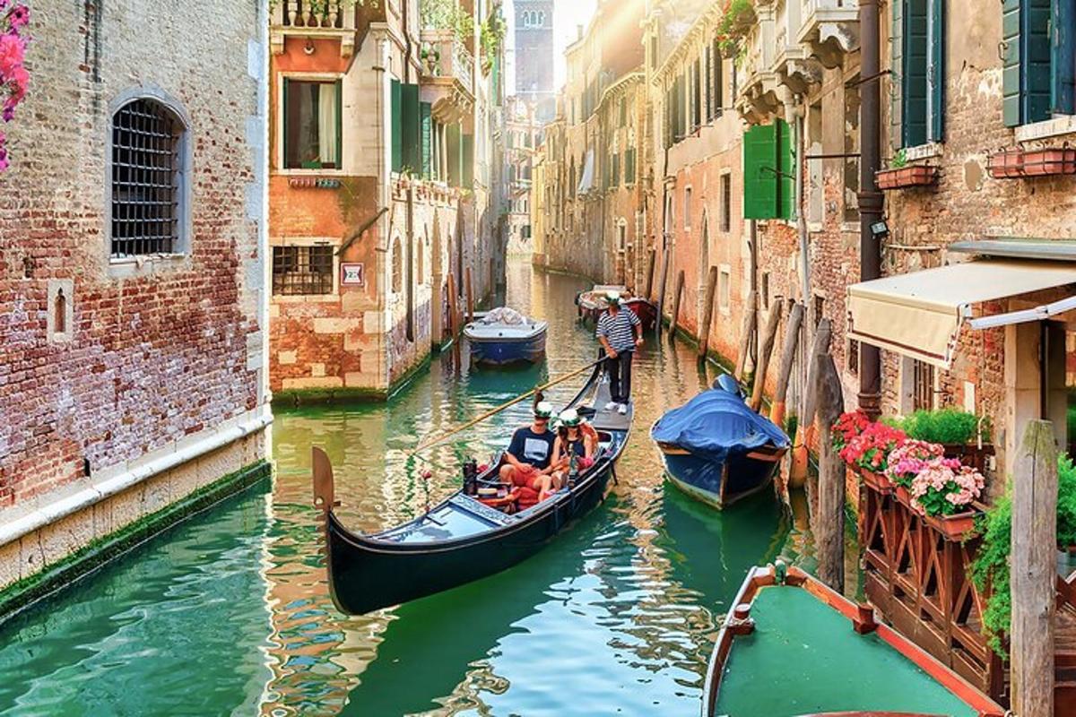 sekumpulan orang dalam gondola di terusan