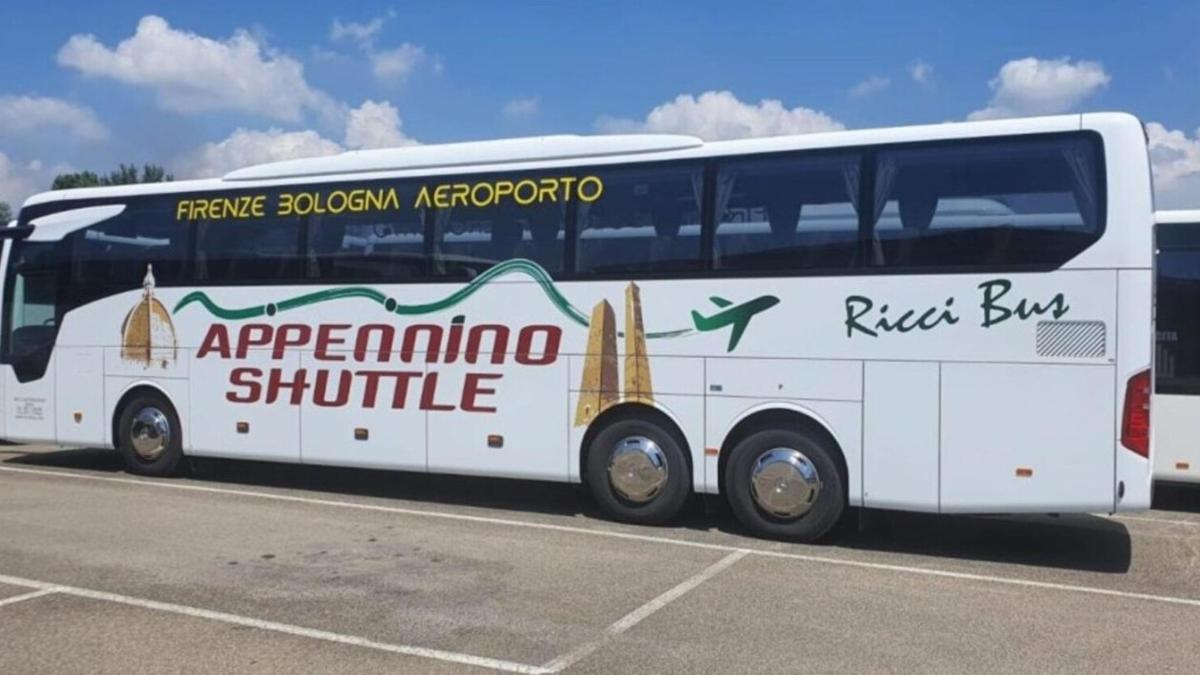 bel avtobus parkiran na parkirišču