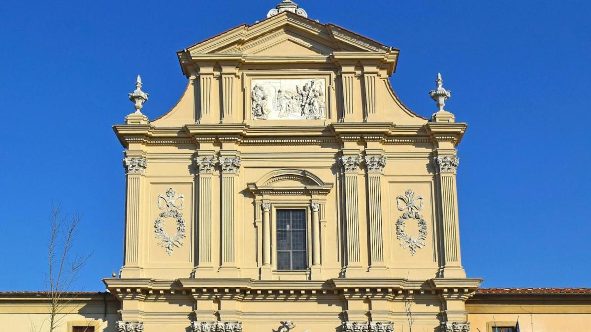 budova s hodinovou věží na vrcholu