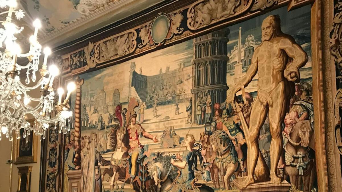 un murale in un edificio con un dipinto sul muro