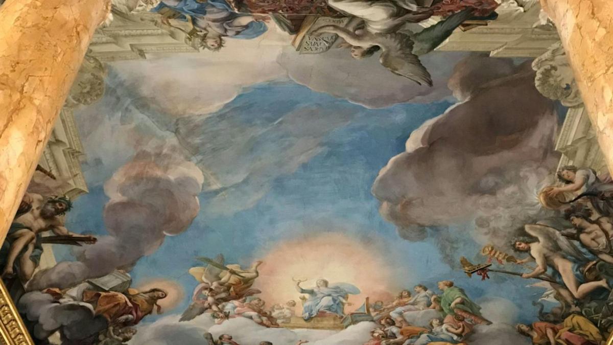 un dipinto sul soffitto di un edificio