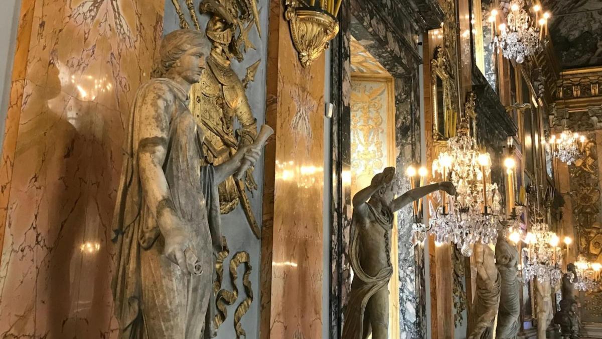una stanza con statue di persone sul muro