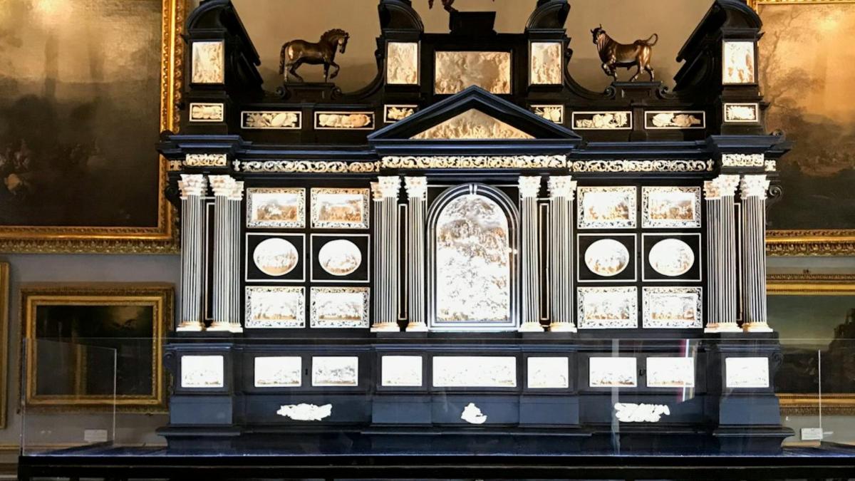 Una exposición de un reloj en un museo
