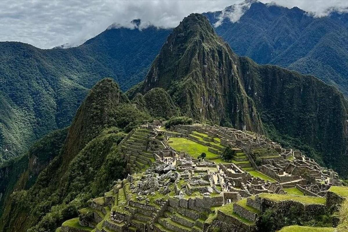una vista aérea de un pueblo en una montaña