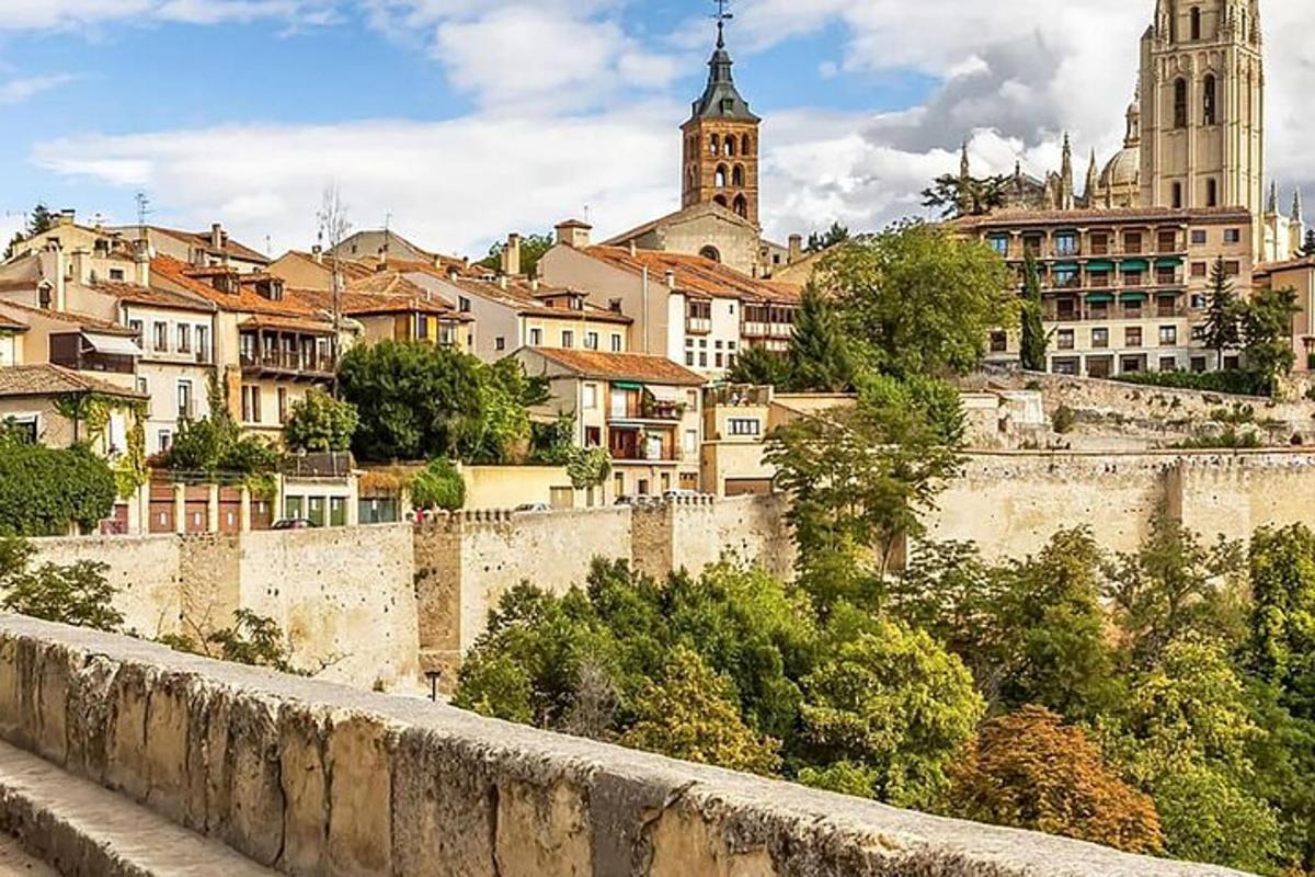 Una vista de una ciudad con una muralla y edificios.