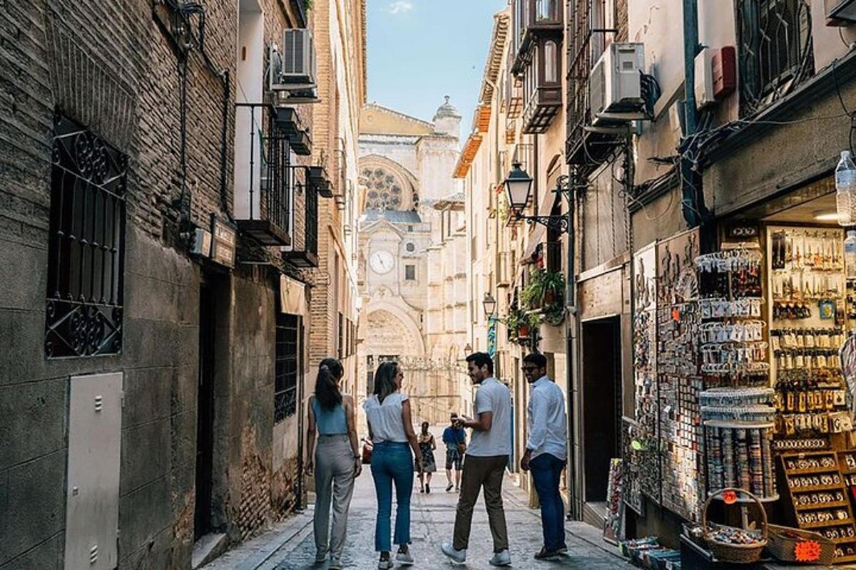 un grupo de personas caminando por una calle