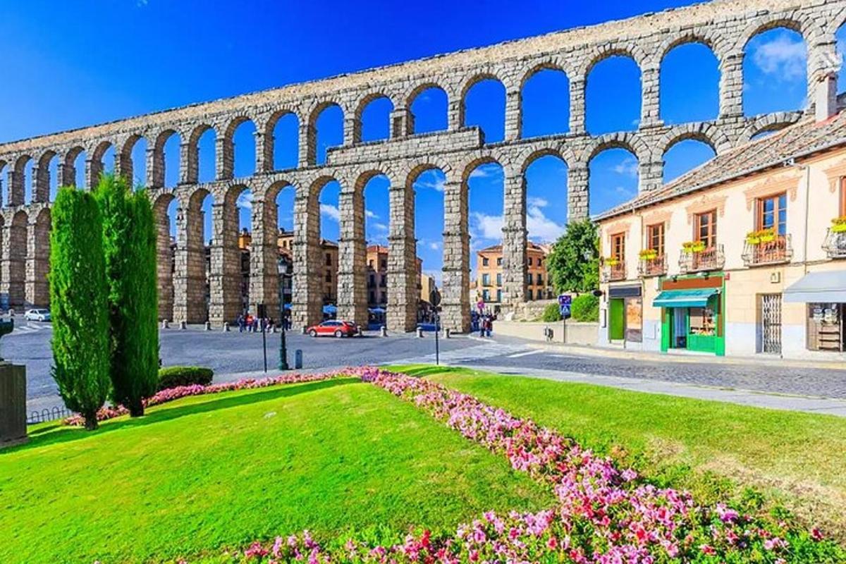 un grande edificio con archi in una città con un parco