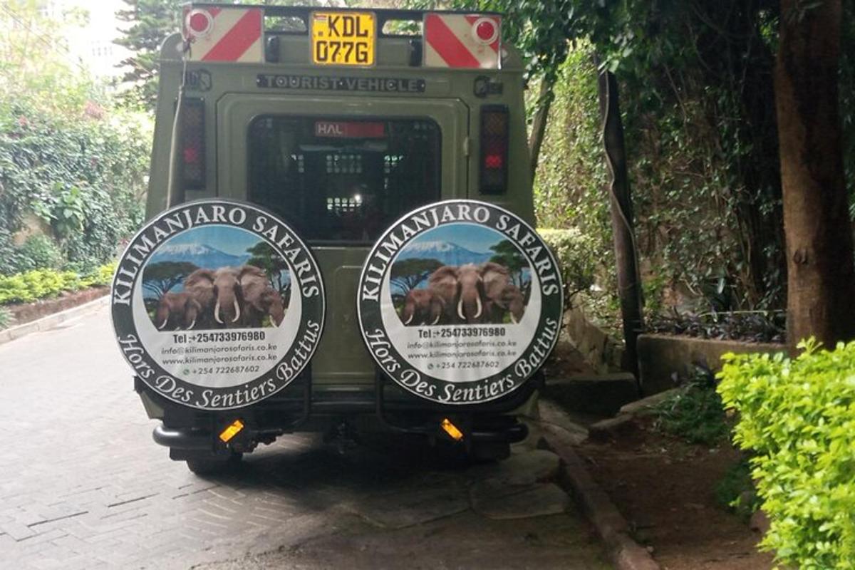 een bus met twee borden aan de achterkant
