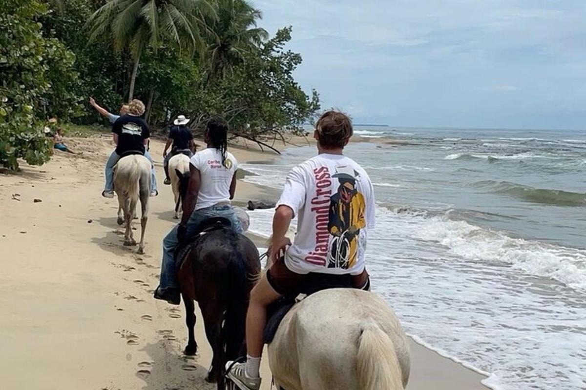 un gruppo di persone a cavallo sulla spiaggia