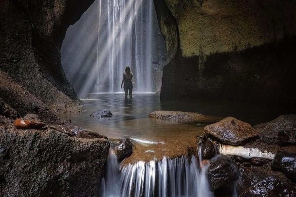 una donna in piedi davanti a una cascata