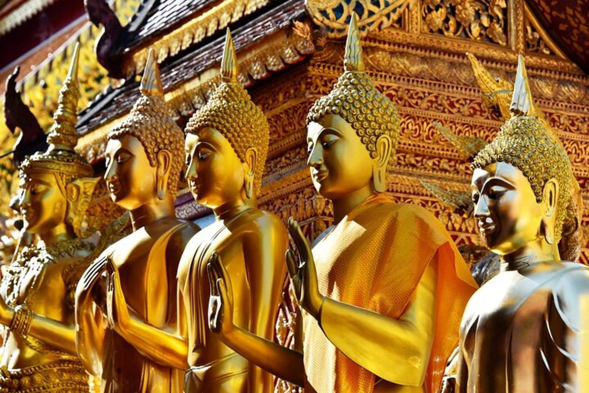 un grupo de estatuas doradas en un templo