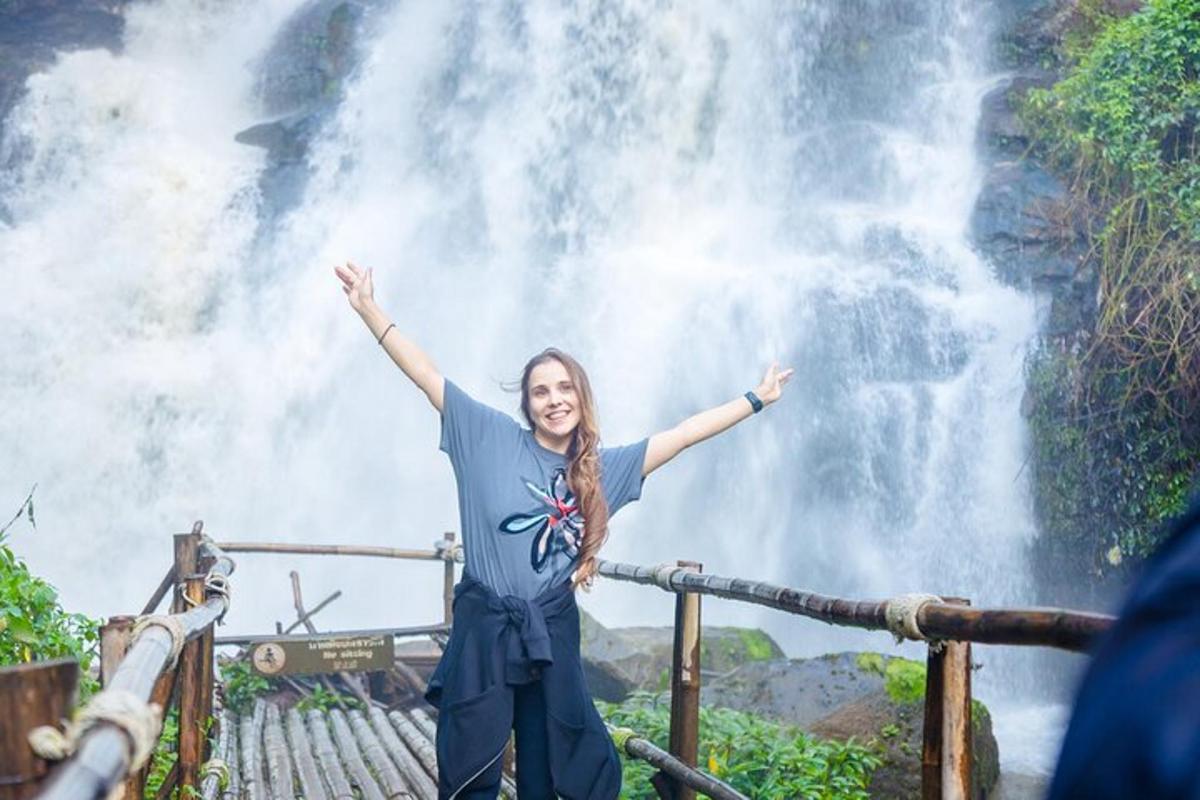 žena stojící před vodopádem