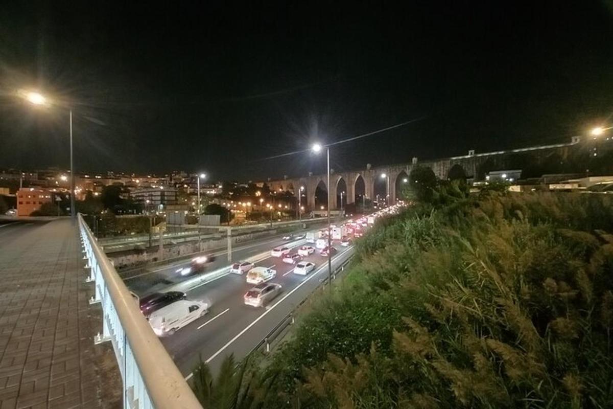 夜间交通繁忙的高速公路