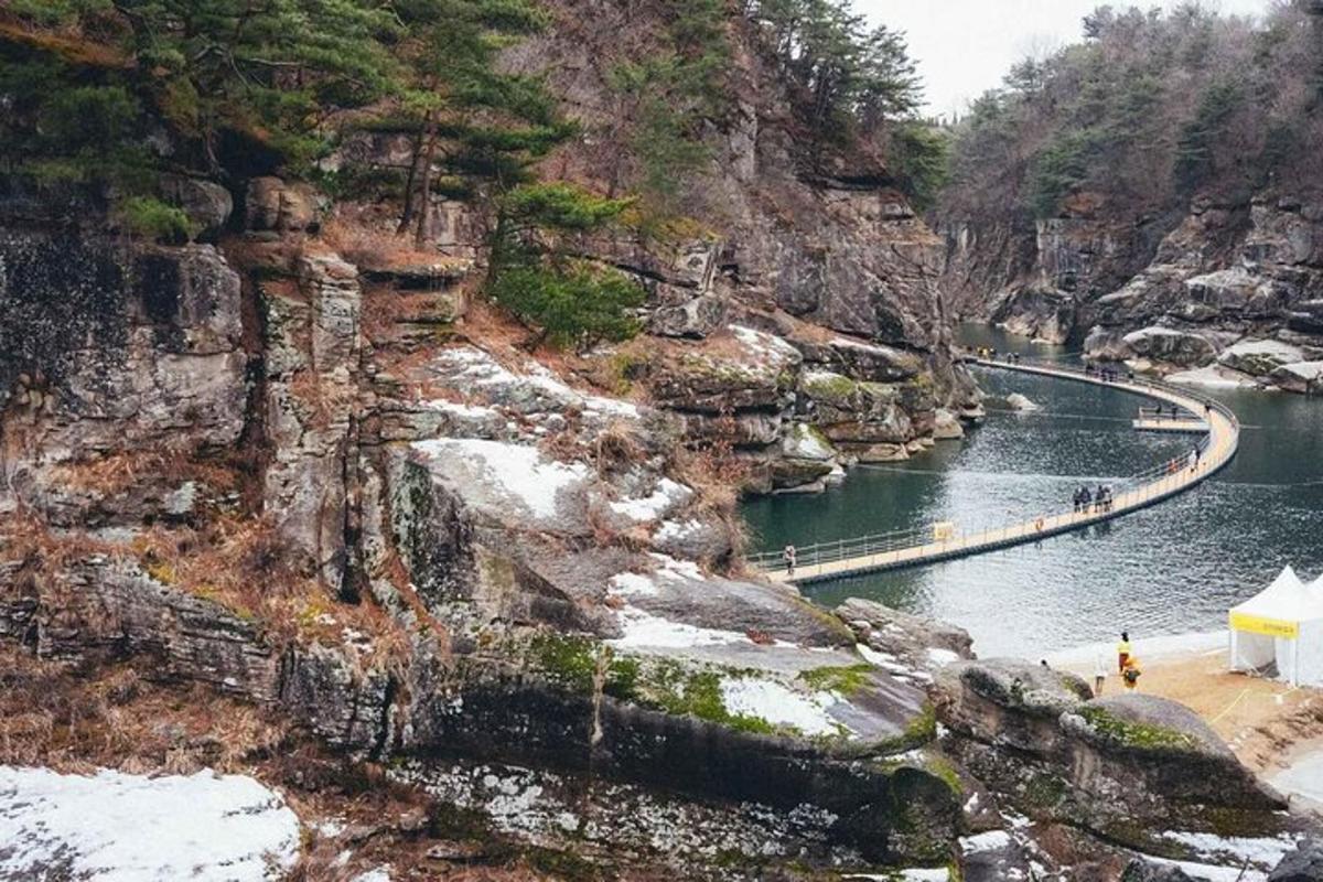 un fiume con persone che camminano su un sentiero nell'acqua