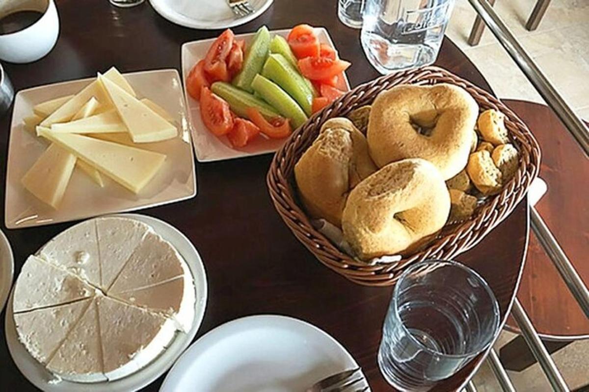stalas su dviem krepšeliais duonos ir sūrio