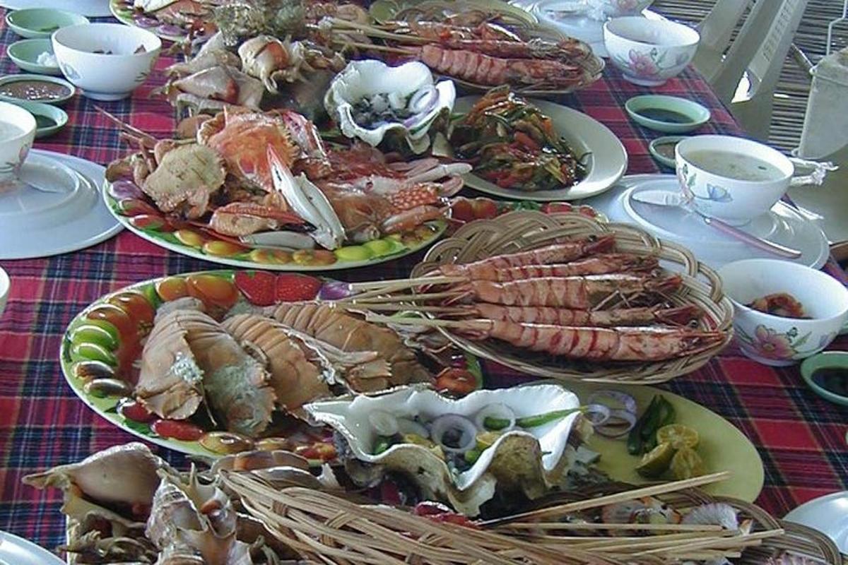 miza s številnimi krožniki morskih sadežev