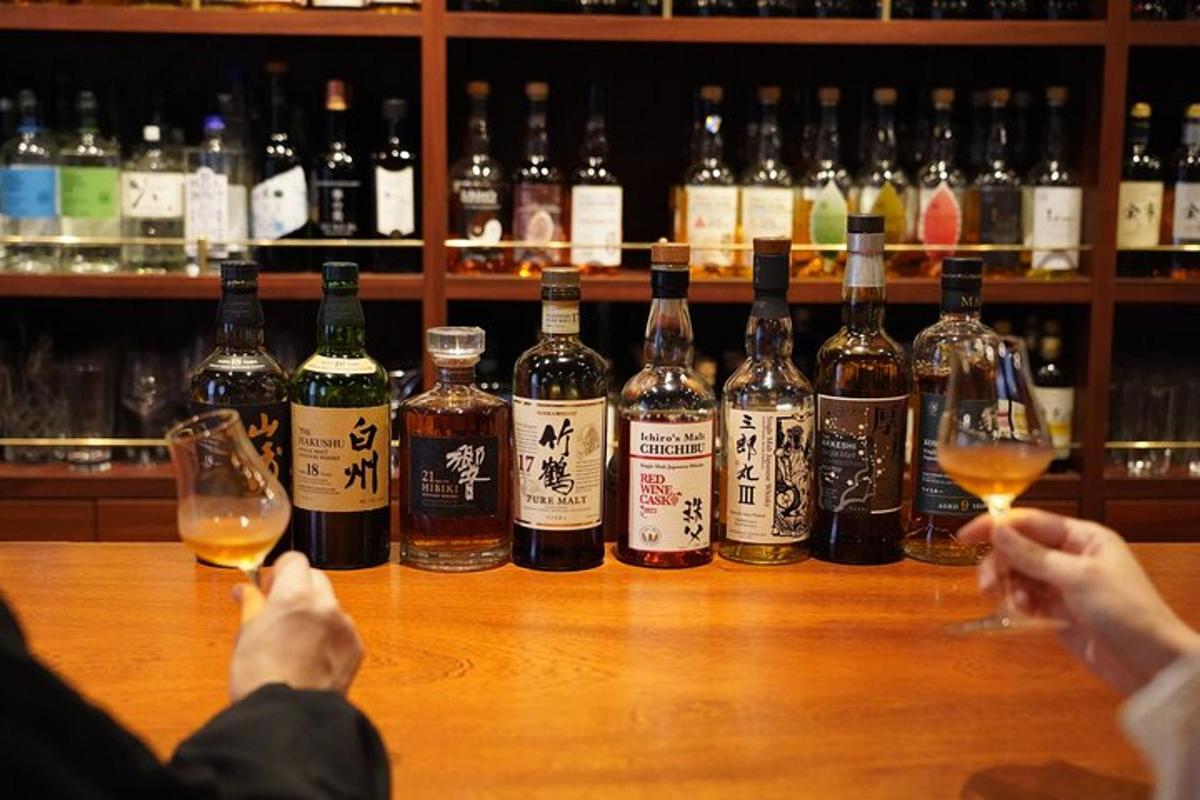 một nhóm người đang cầm ly rượu trước quầy bar