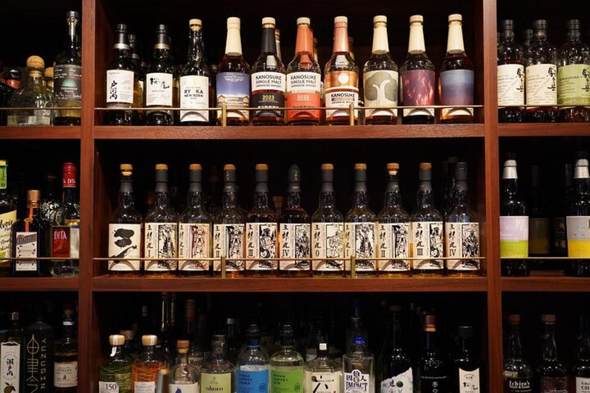 police plná spousty lahví alkoholu