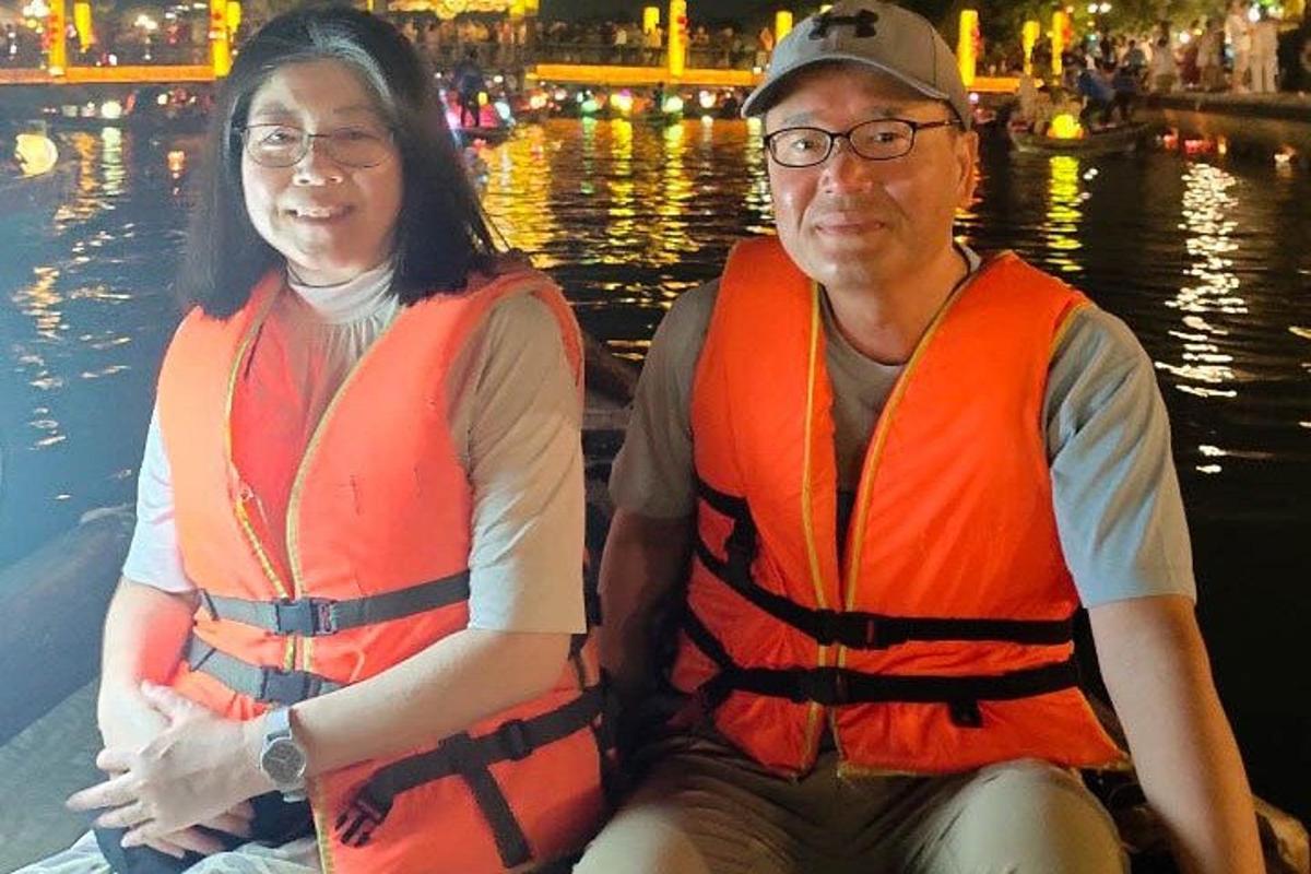 un uomo e una donna seduti su una barca in acqua