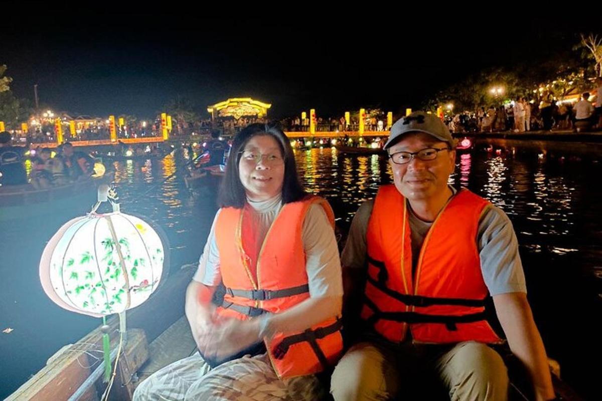 un uomo e una donna seduti su una barca in acqua