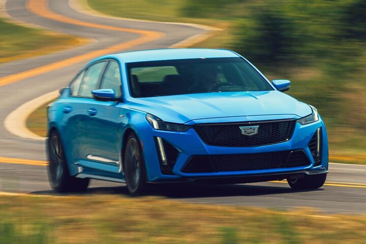 um carro azul está dirigindo por uma estrada