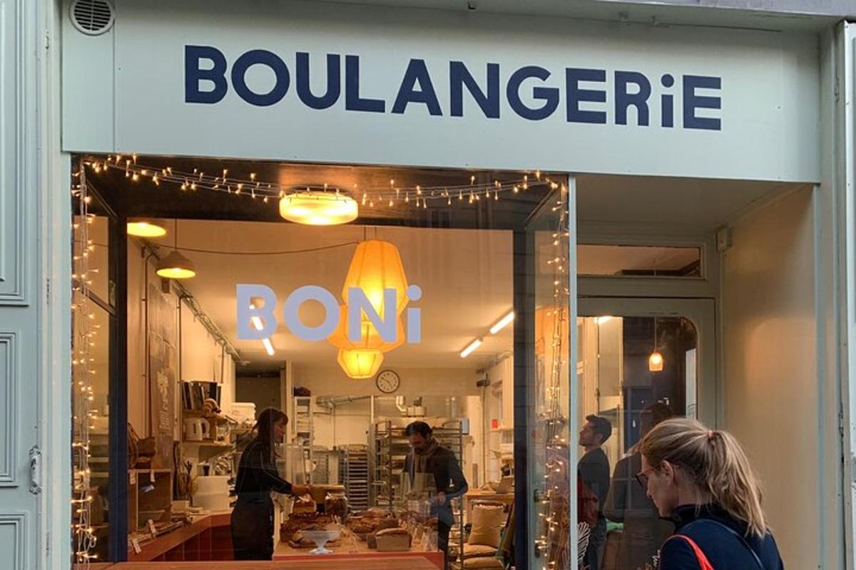 Un grupo de personas paradas afuera de una panadería.