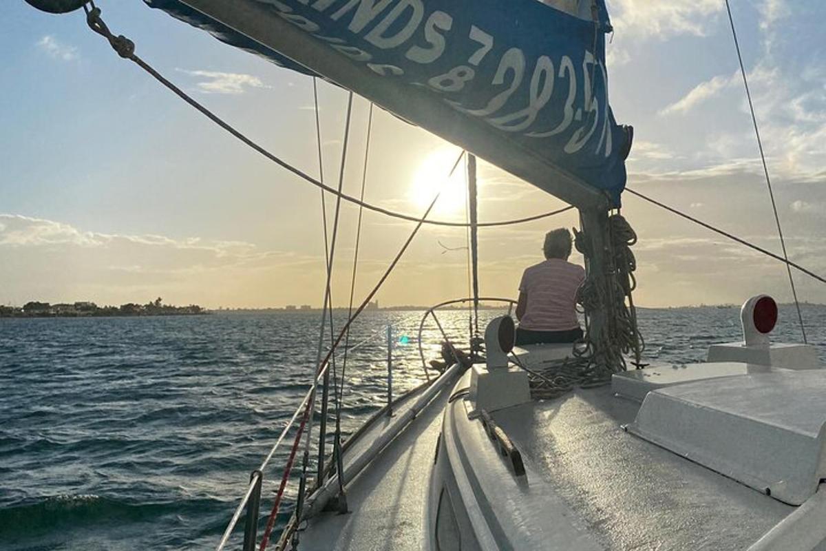 ένας άντρας που κάθεται στην πλώρη ενός σκάφους στο νερό