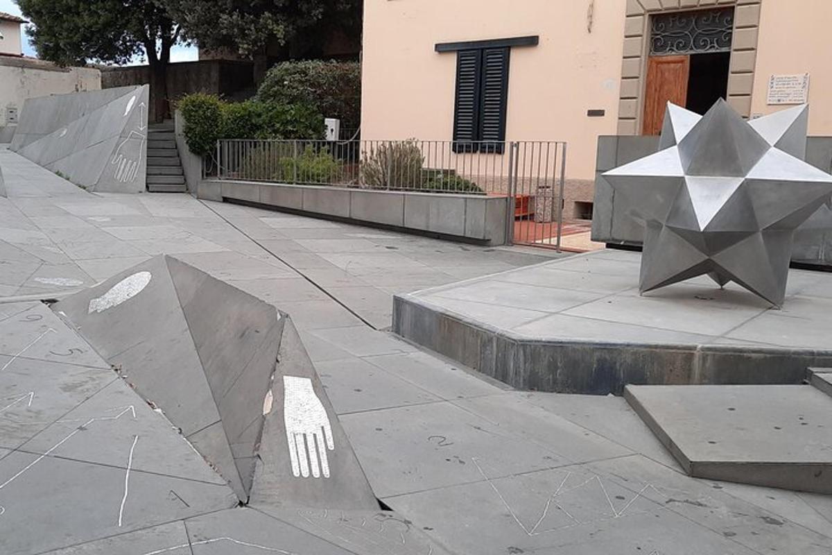 skulptura zvezd ob strani pločnika