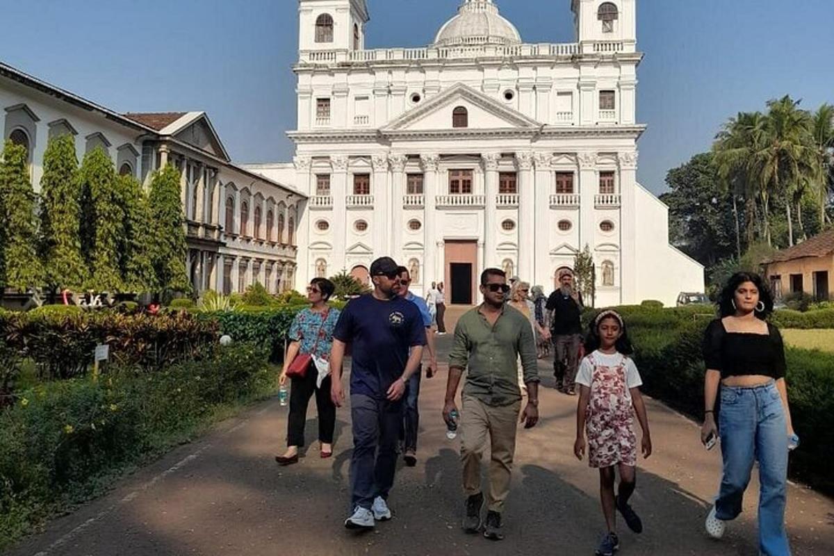 grupp inimesi, kes kõnnivad hoone ees