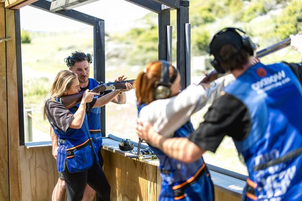 un gruppo di persone in piedi attorno a una donna che suona il violino