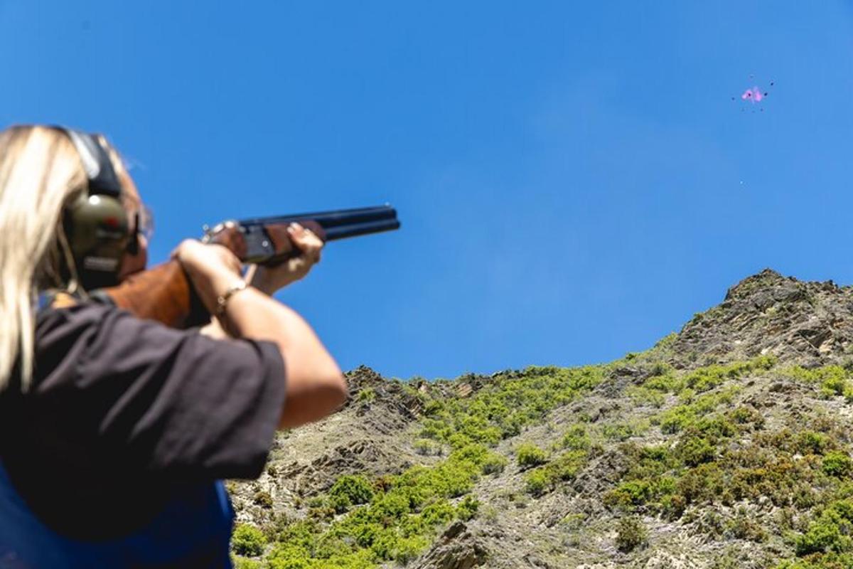 en person som tar et bilde av et fjell med en pistol