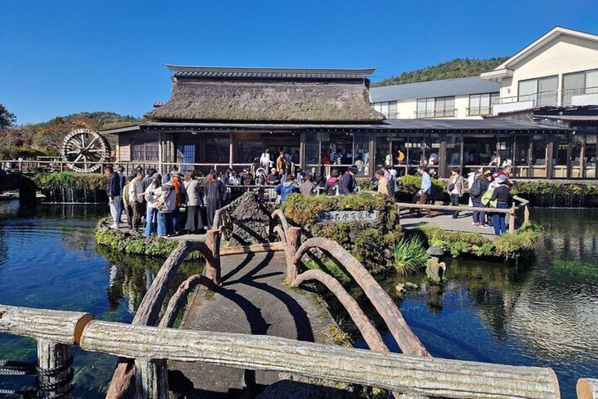 一群人站在一栋建筑物前