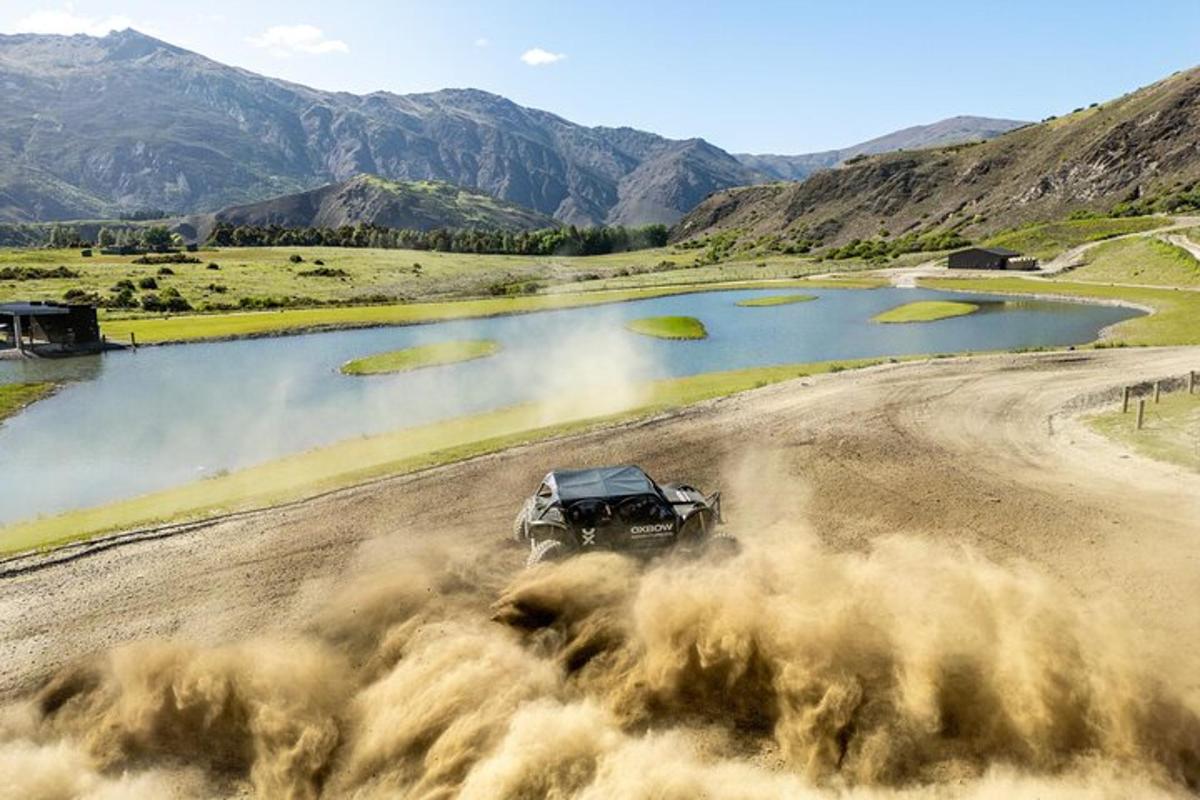 un camion che guida su una strada sterrata vicino a un lago
