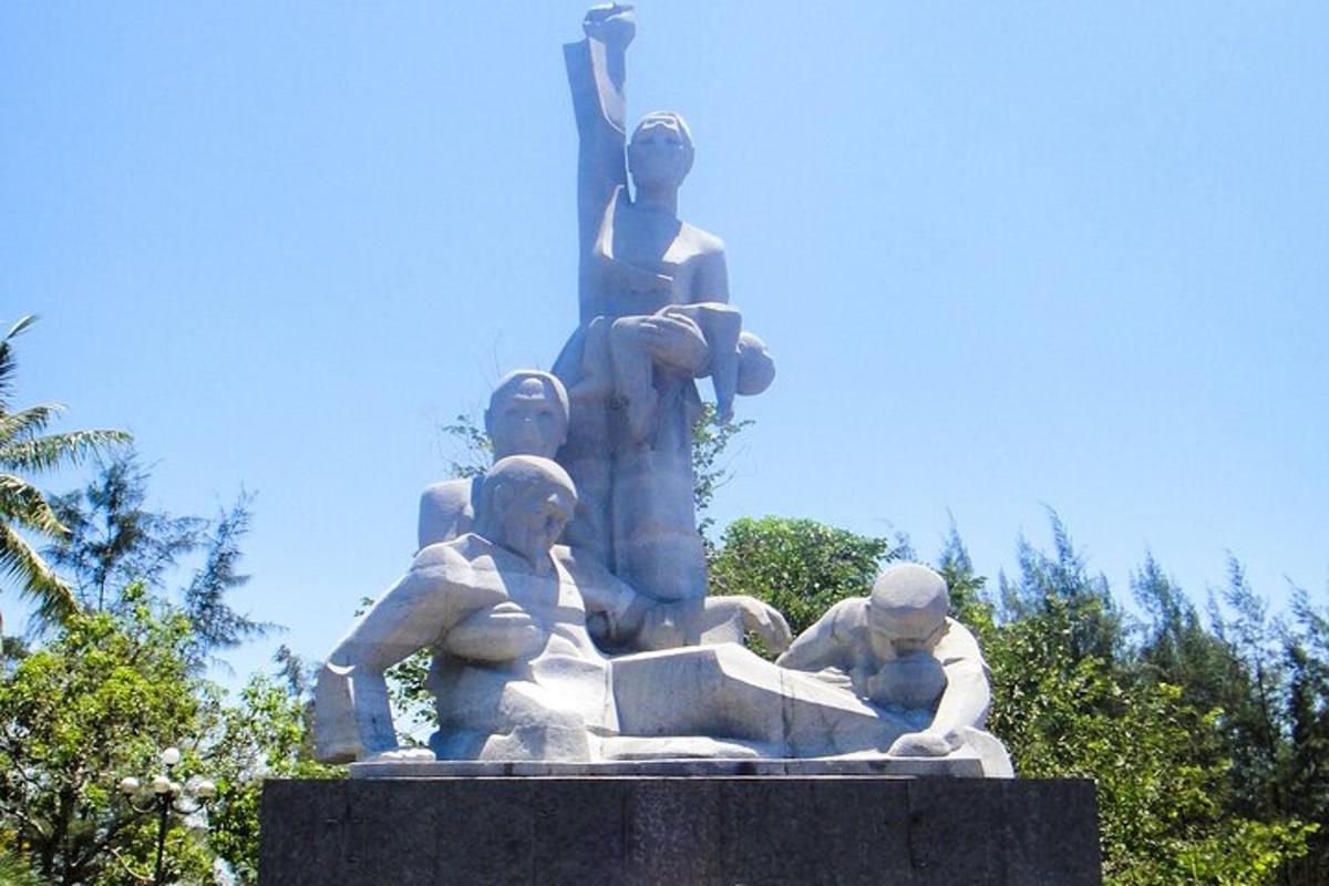 o statuie a unui grup de oameni deasupra