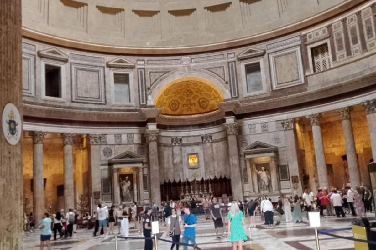 un grup de persones dempeus en un gran edifici