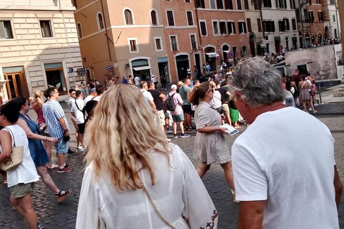 una multitud de gent caminant per un carrer