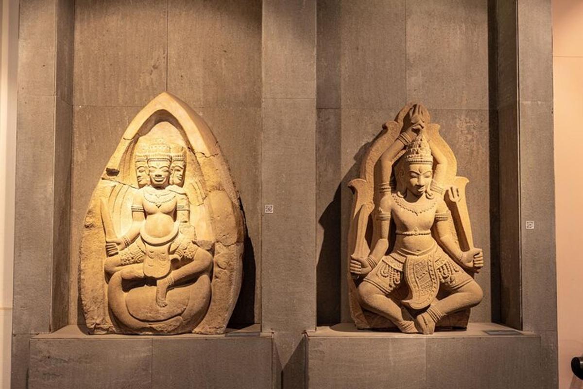 dua patung dewa dipamerkan di muzium