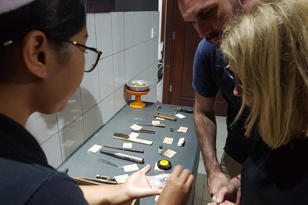 un home i dues dones mirant una taula amb ganivets