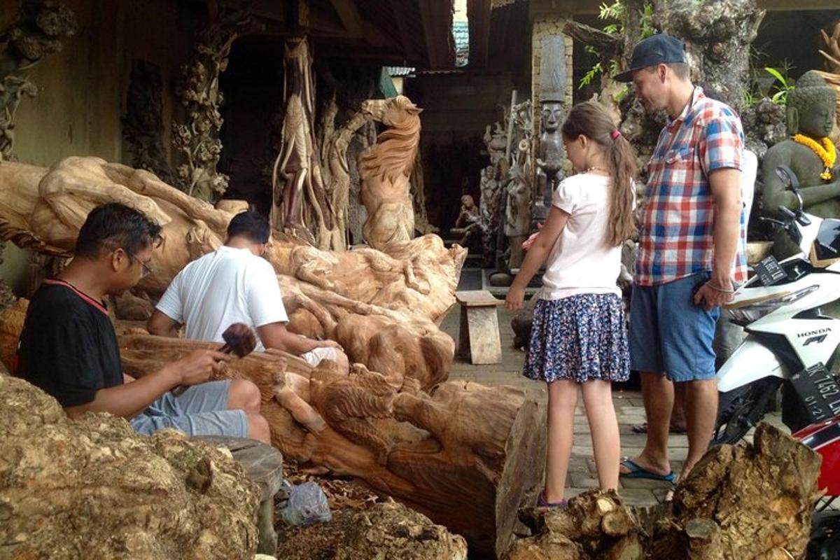 sekumpulan orang berdiri di sekeliling tunggul pokok