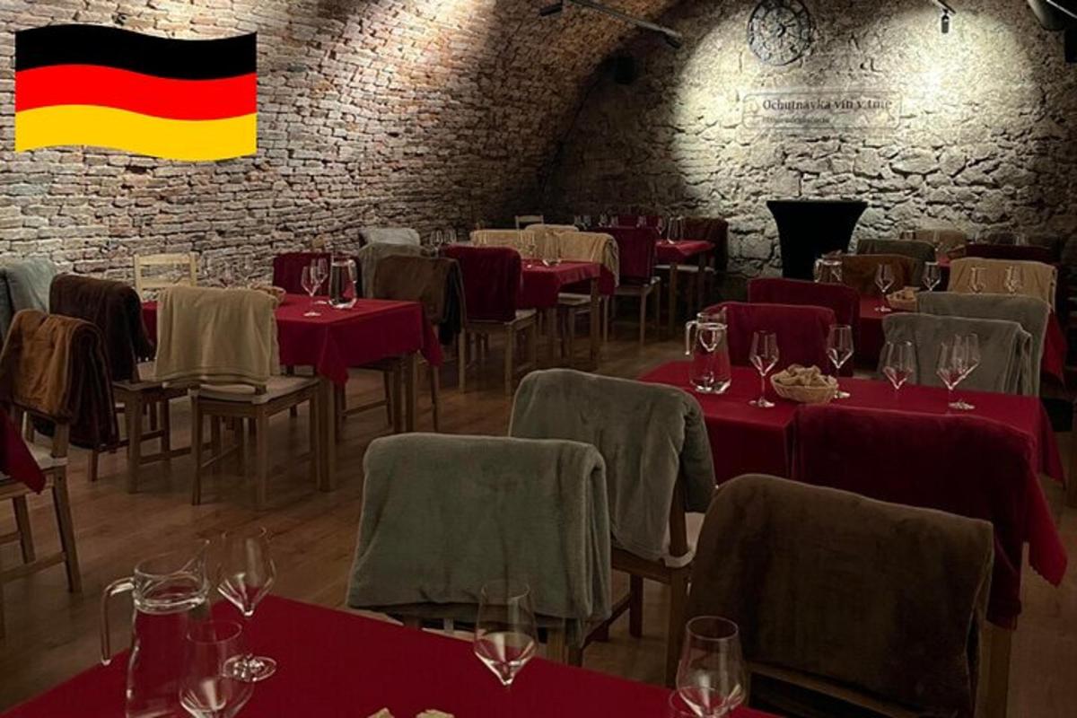 restaurace s červenými stoly a židlemi a vlajkou