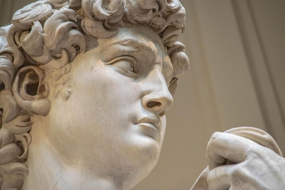 una statua di una donna in un museo