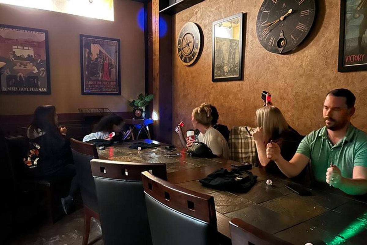 grupp inimesi, kes istuvad restoranis laua taga